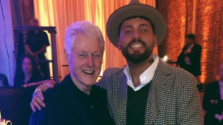 Clinton i pranishëm në ndejën për dëgjimin e albumit të G4shit, ai e falënderon që i ndihmoi Kosovës