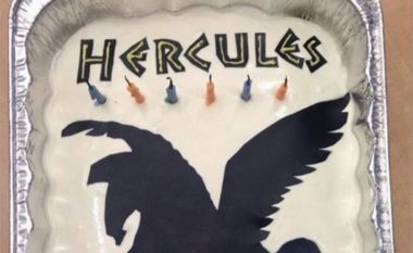 Gatoi tortë për ditëlindjen e të birit, dekorimi mori pamje eksplicite (Foto)