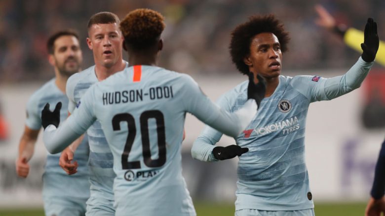 BUDAPEST, HUNGARY - DECEMBER 13: (r-l) Willian of Chelsea FC celebrates his goal with Callum Hudson-Odoi of Chelsea FC #20 during the UEFA Europa League Group Stage Match between Vidi FC and Chelsea FC at Ferencvaros Stadium on December 13, 2018 in Budapest, Hungary. (Photo by Laszlo Szirtesi/Getty Images)