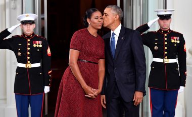 Me një fotografi romantike, çifti Obama urojnë Krishtlindjet