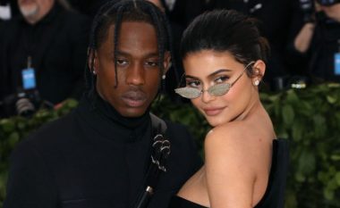 Travis Scott “i fiksuar” pas Kylie Jenner dhe vajzës së tyre