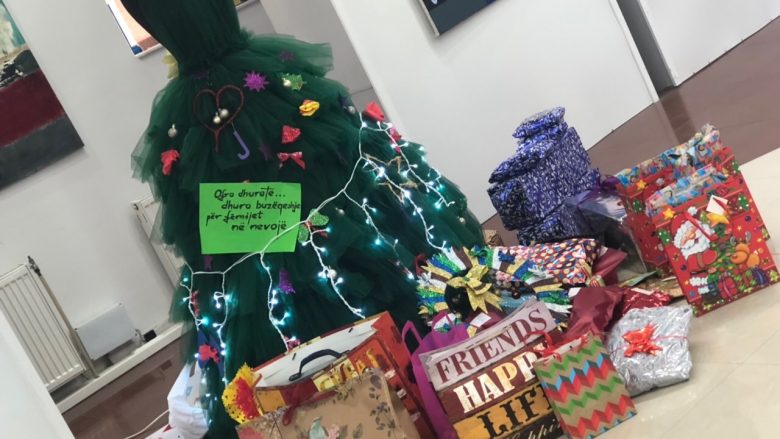 Një grup studentësh dizajnojnë fustan kreativ në formë bredhi dhe shpërndajnë dhurata për fëmijët