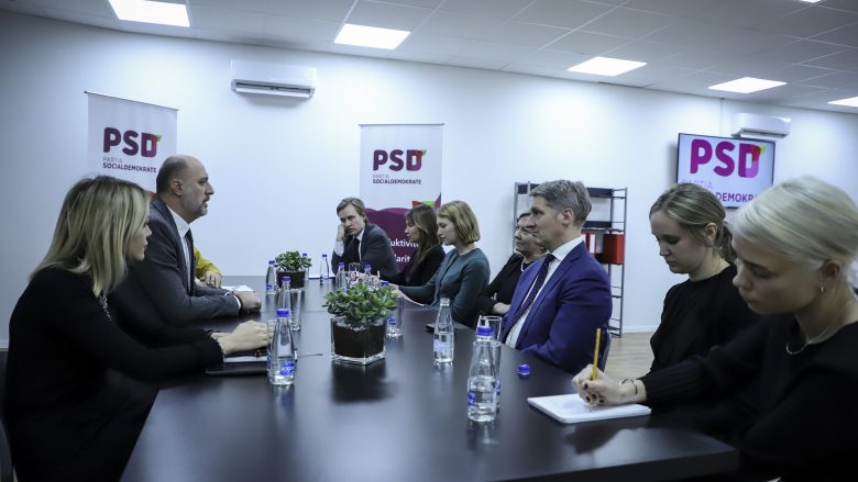 PSD takon delegacionin finlandez, flasin platformën Socialdemokrate