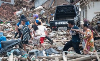 Indonezi, viktimat e cunamit shtohen – vitin tjetër me sistem të ri paralajmërimi