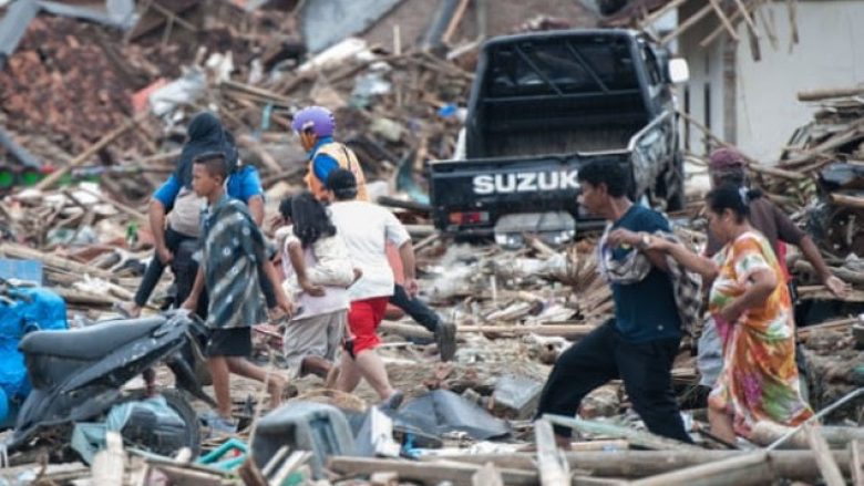 Indonezi, viktimat e cunamit shtohen – vitin tjetër me sistem të ri paralajmërimi