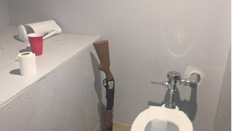 Kornizat me fotografi, deri te gaforrja: Gjërat më të çuditshme që gjetën në tualetet e partnerëve (Foto)