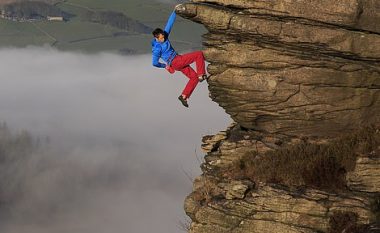 Mbi re në 400 metra lartësi, alpinisti qëndroi i kapur për shkëmbi (Foto)