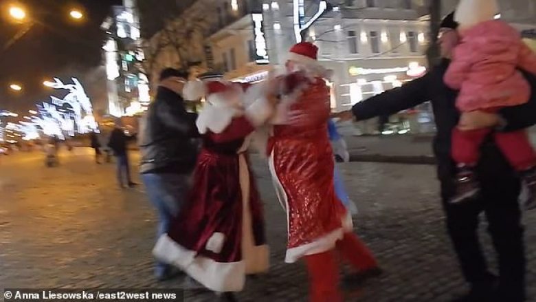 Mosmarrëveshje për territoret, të veshur si Babadimra u përleshen para vizitorëve (Video)