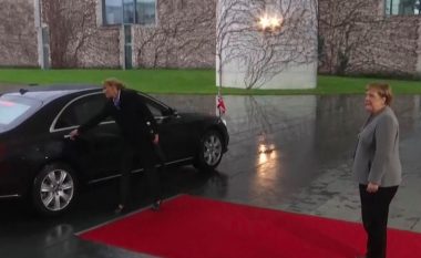 Theresa May mbetet e bllokuar në veturën e saj, para takimit me Angela Merkel (Video)