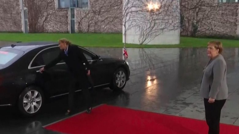 Theresa May mbetet e bllokuar në veturën e saj, para takimit me Angela Merkel (Video)
