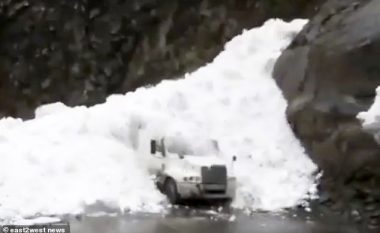 Orteku masiv mbuloi kamionin brenda pak sekondave, e bllokoi në mes të rrugës (Video)