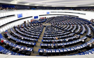 Paniku në Strasburg, europarlamentarët “ngujohen” brenda PE-së