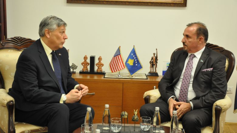 Ministri Mustafa dhe ambasadori Kosnett flasin për sigurinë në Kosovë 