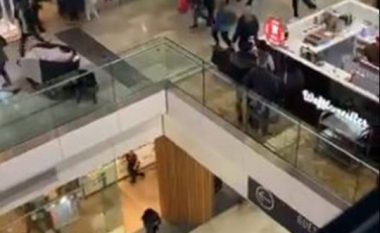 Panik në një qendër tregtare, blerësit vrapuan pa kontroll nga frika se ka ndonjë shpërthim (Video)