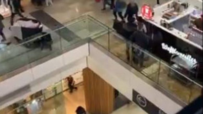 Panik në një qendër tregtare, blerësit vrapuan pa kontroll nga frika se ka ndonjë shpërthim (Video)