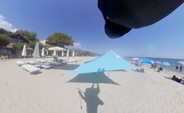 Paraglajderi deshi ta befasonte bashkëshorten, përplaset për çadra dhe shtretërit e plazhit (Video)