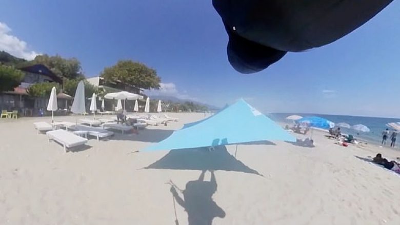 Paraglajderi deshi ta befasonte bashkëshorten, përplaset për çadra dhe shtretërit e plazhit (Video)