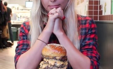 Përfundoi me sukses sfidën e ngrënies së hamburgerit gjigant me nëntë qofte (Video)