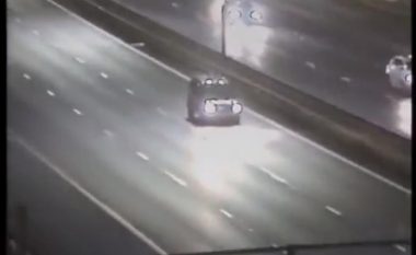 Policia britanike ndaloi të dehurin që drejtonte veturën nëpër autostradë në drejtim të kundërt (Video)