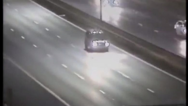 Policia britanike ndaloi të dehurin që drejtonte veturën nëpër autostradë në drejtim të kundërt (Video)