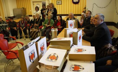 Prishtina ndanë dhurata modeste për personat e moshuar në shtëpinë e pleqve