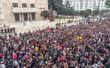Përfundon protesta e studentëve në Shqipëri