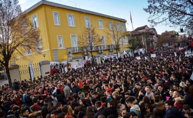 Policia e Shqipërisë e quan të paligjshme protestën e studentëve, qon në gjykatë 23 persona, në mesin e tyre profesor e këngëtar