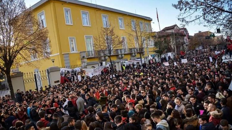 Policia e Shqipërisë e quan të paligjshme protestën e studentëve, qon në gjykatë 23 persona, në mesin e tyre profesor e këngëtar