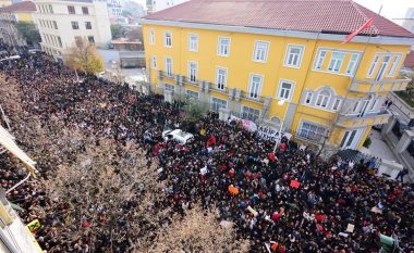 Më 7 janar studentët u rikthehen protestave masive në Shqipëri
