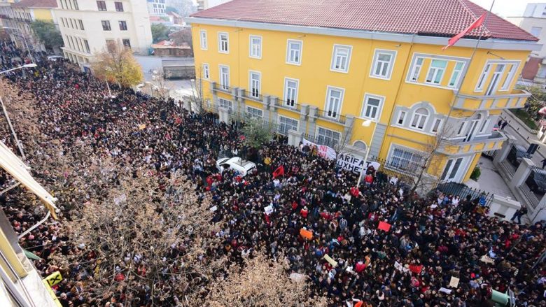 Më 7 janar studentët u rikthehen protestave masive në Shqipëri