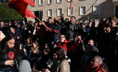 Studentët në Tiranë e humbin durimin, përplasen me Policinë e Shtetit