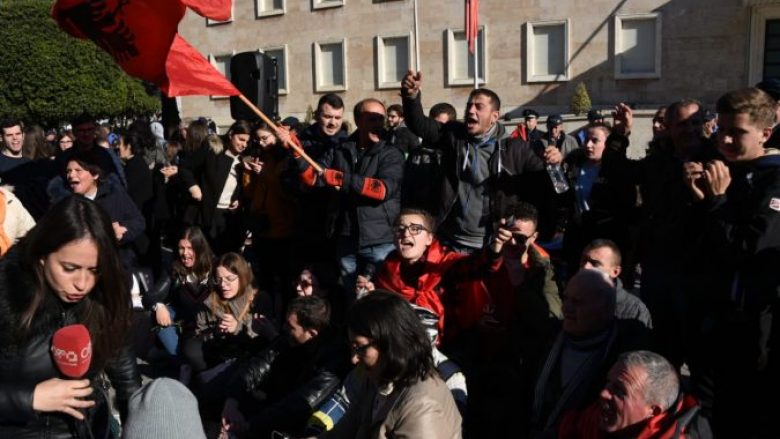Studentët në Tiranë e humbin durimin, përplasen me Policinë e Shtetit