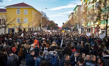 Protestat në Tiranë, studenti shmangët nga turma, për të falur namazin (Foto)