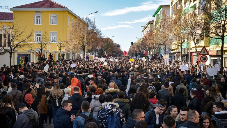 Protestat në Tiranë, studenti shmangët nga turma, për të falur namazin (Foto)