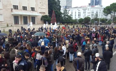 Studentët dalin sërish në protestë para kryeministrisë