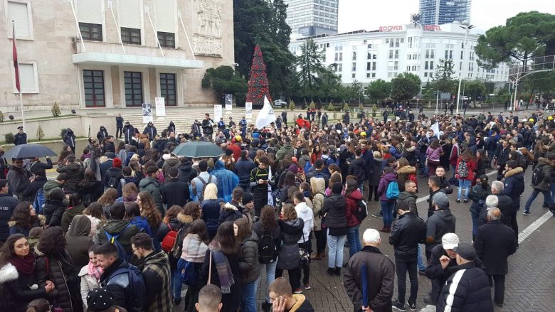 Studentët dalin sërish në protestë para kryeministrisë
