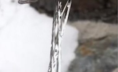 Rrjedha e ujit dukej sikur ishte e ngrirë, para se gjithçka të ndryshohej nga prekja e dorës (Video)