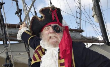 Pse piratët mbulonin vazhdimisht njëri sy?