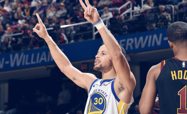 Curry shkëlqen me 42 pikë në triumfin e Warriors ndaj Cavaliers