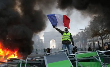 Frikë nga protestuesit, Franca mbyll Kullën Eiffel, muzetë e dyqanet