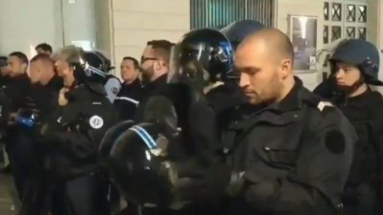 Policia franceze “gjest paqeje” me protestuesit, pamjet bëjnë xhiron e botës (Video)