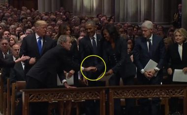 Funerali i babait, momenti kur Bush i lë diçka në dorë Michelle Obamës (Video)