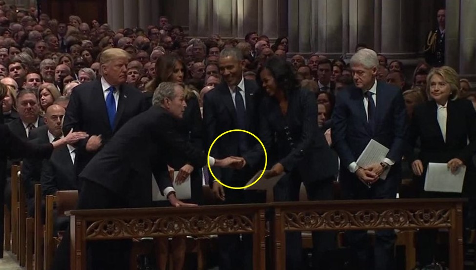 Funerali i babait, momenti kur Bush i lë diçka në dorë Michelle Obamës (Video)
