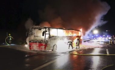 Autobusi digjet i tëri në një autostradë në Gjermani, shpëtojnë të gjithë 48 pasagjerët (Video)