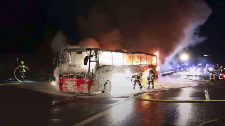 Autobusi digjet i tëri në një autostradë në Gjermani, shpëtojnë të gjithë 48 pasagjerët (Video)