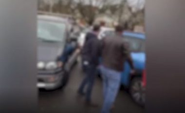 Arratisje nga parkimi, hajdutët shkatërrojnë makinat (Video)