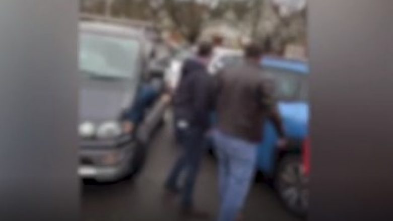 Arratisje nga parkimi, hajdutët shkatërrojnë makinat (Video)