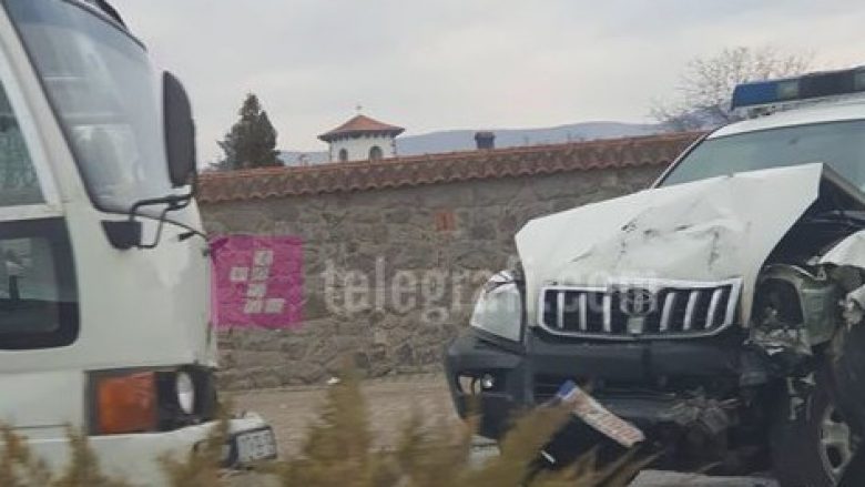 Aksident ndërmjet një veture të policisë dhe një minibusi që po barte nxënës në Graçanicë, 21 të lënduar (Foto)
