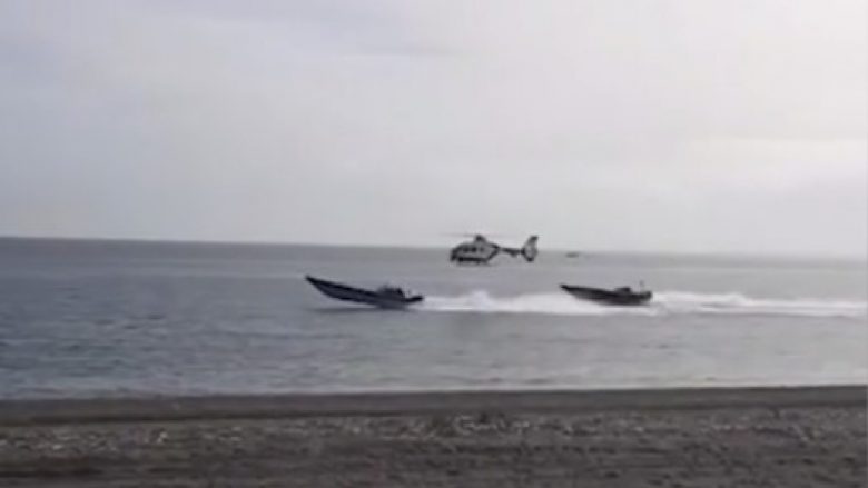Ndjekje spektakolare në det: Momenti kur një varkë policore dhe një helikopter vendosën për të kapur knotrabanduesit e drogës në Spanjë (Video)