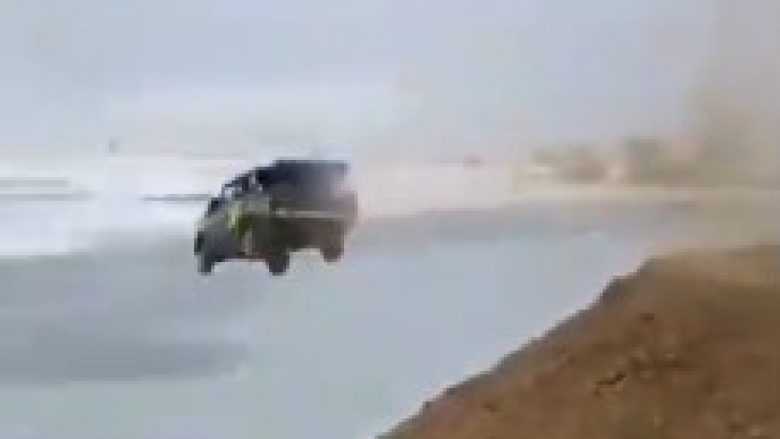 Garë veturash, momenti kur njëra nga to përfundon në lumë (Video)